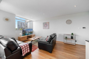Stylish 1-Bed Flat with Pool BBQ & Sauna Access